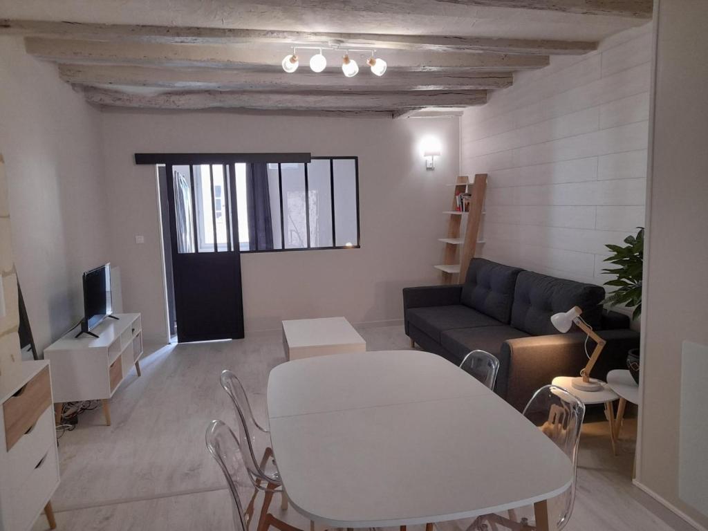 salon z białym stołem i kanapą w obiekcie Le cosy d'Amboise w mieście Amboise