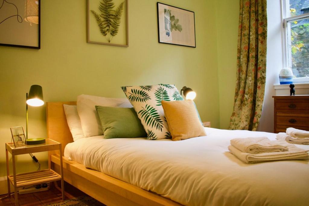Una cama o camas en una habitación de Central 3 Bedroom next to Leafy Meadows