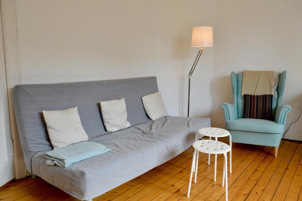 uma sala de estar com um sofá e uma cadeira em Central and Inviting 2 Bedroom ApartmentPerfect for Festival em Edimburgo