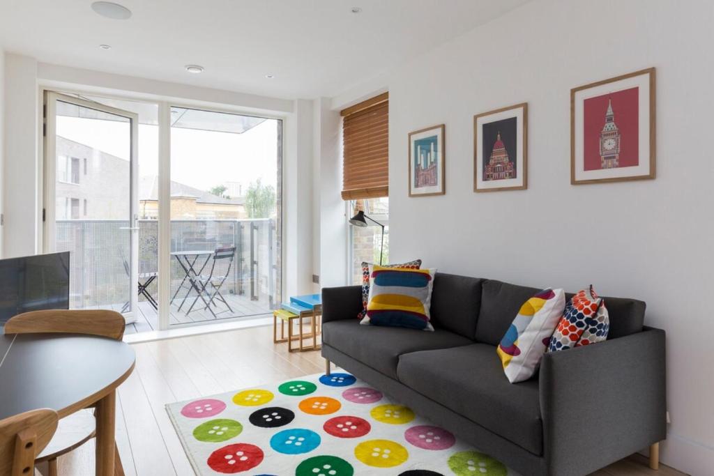 Colourful Modern Brixton 2-Bed with Balcony