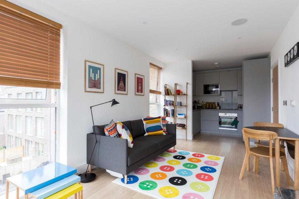 Colourful Modern Brixton 2-Bed with Balcony