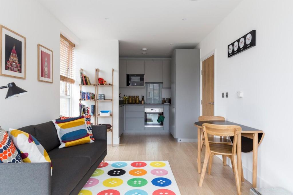 Colourful Modern Brixton 2-Bed with Balcony