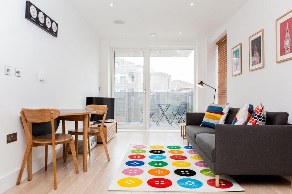 Colourful Modern Brixton 2-Bed with Balcony