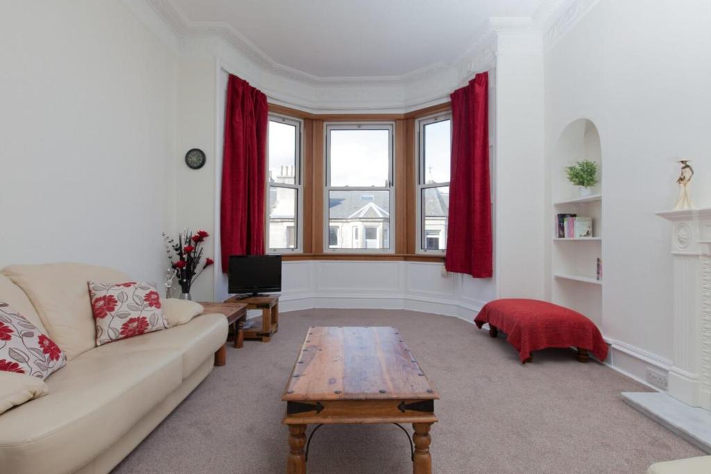 Spacious and Bright Polworth Flat which Sleeps 4