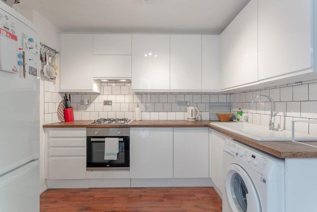 Bright 1 Bedroom Flat in Finsbury Park - Sleeps 4