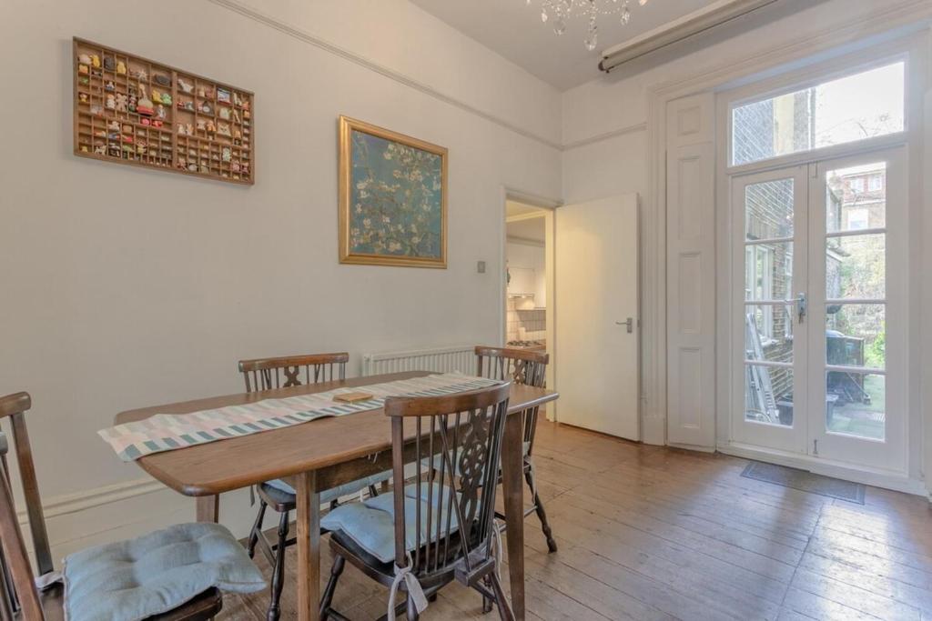 Bright 1 Bedroom Flat in Finsbury Park - Sleeps 4