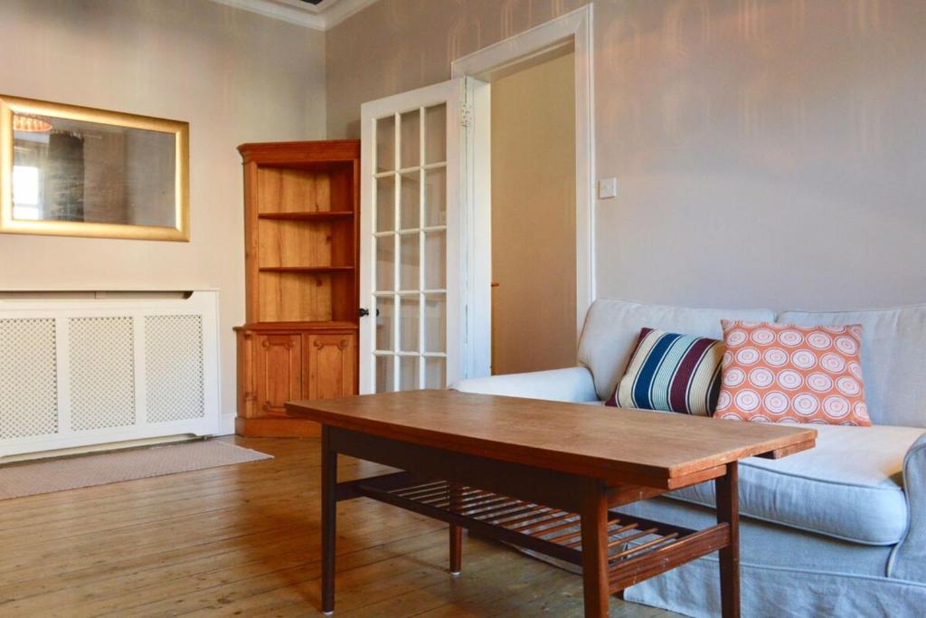 Bright and Spacious Leith Flat Sleeps 5