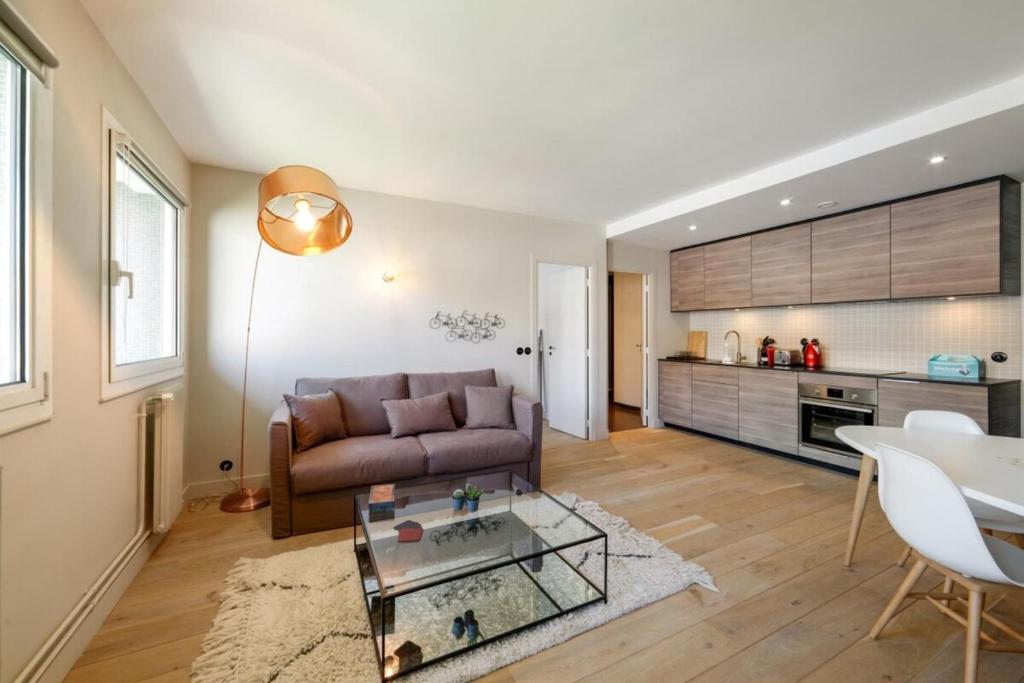 - un salon avec un canapé et une table dans l'établissement Beautiful 1 Bedroom Apartment near Eiffel Tower, à Paris