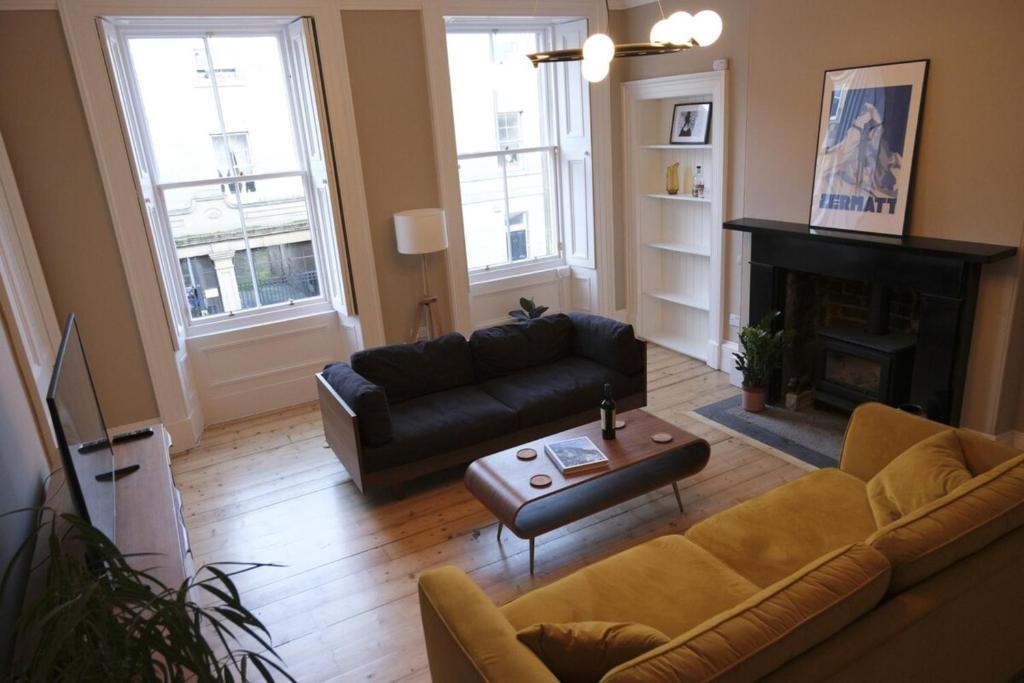 Contemporary Georgian 2BD Flat in Trendy Leith