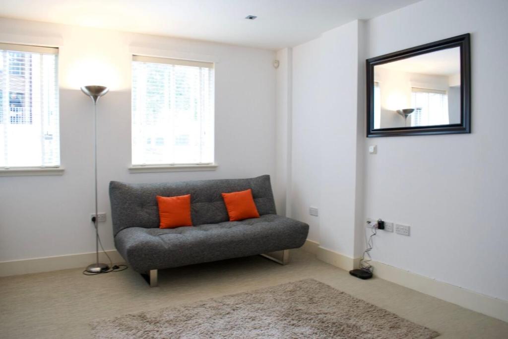 Super Central City Apartment - 1 Bedroom Sleeps 4