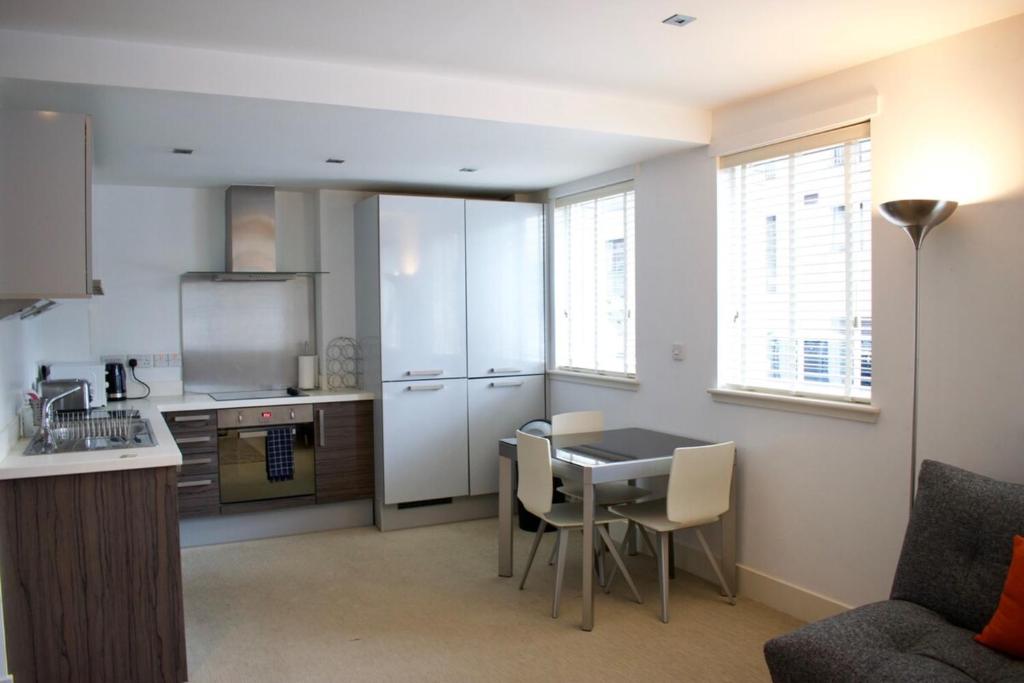 Super Central City Apartment - 1 Bedroom Sleeps 4
