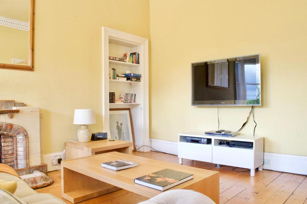 Bright spacious comfortable Old Town flat
