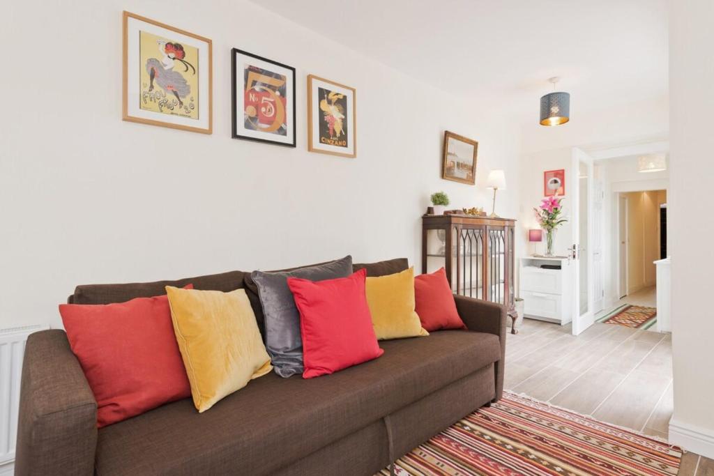 Charming Riverside Apartment - Minutes from City