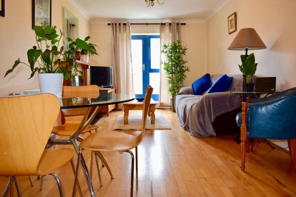 ein Wohnzimmer mit einem Sofa und einem Tisch in der Unterkunft 2 Bedroom Apartment Beside Merrion Square in Dublin