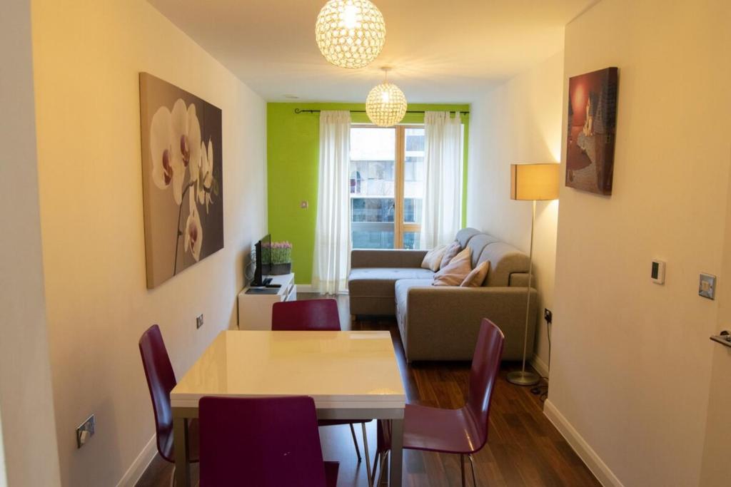Modern 1 Bed with Balcony around Kilburn Park