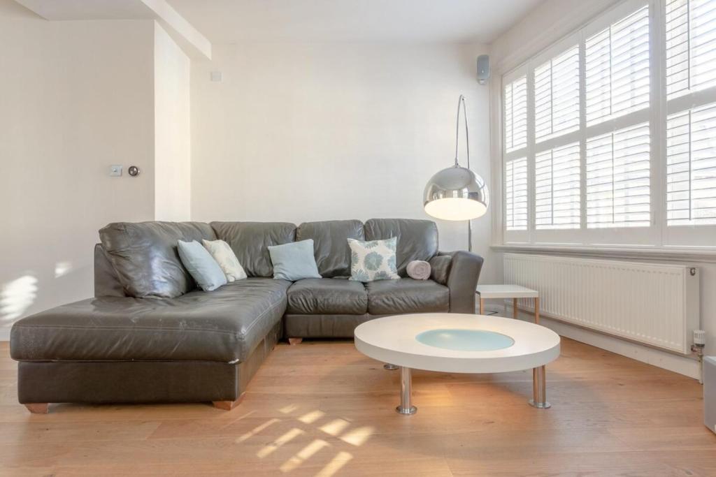 a living room with a couch and a table at Fantastic 2 Bedroom Apartment in Central London in London