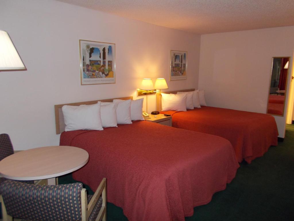 Postel nebo postele na pokoji v ubytování Cimarron Inn Klamath Falls
