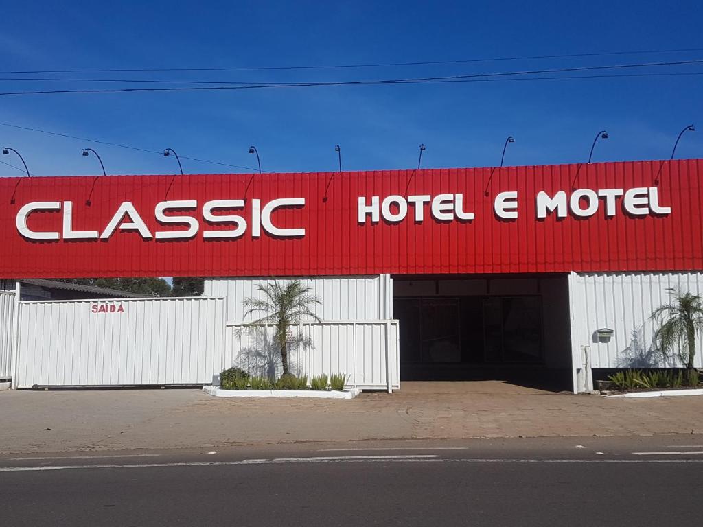 Classic Hotel e Motel في سانتا كروز دو سول: فندق وفندق بمبنى احمر وبيض