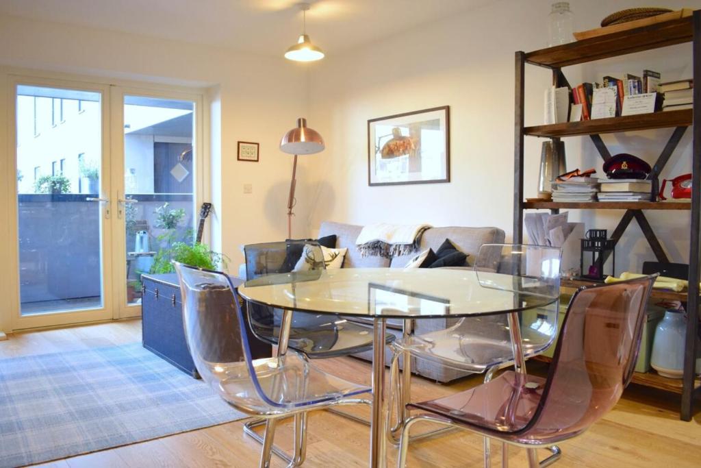 Cosy Modern 1BD Flat Moments from Riverside