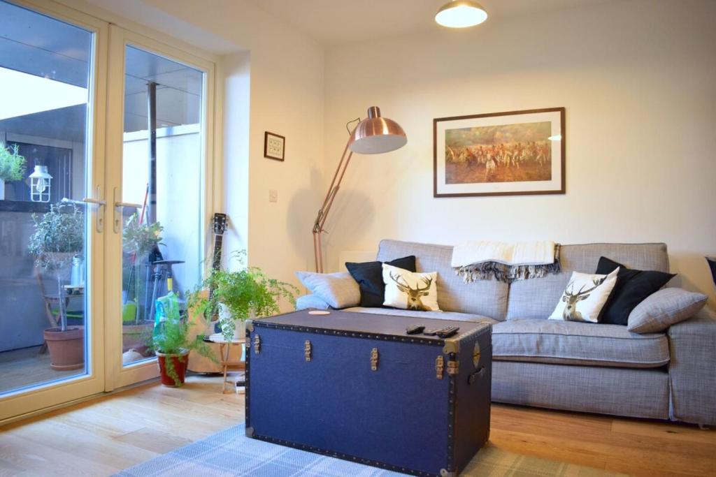 Cosy Modern 1BD Flat Moments from Riverside