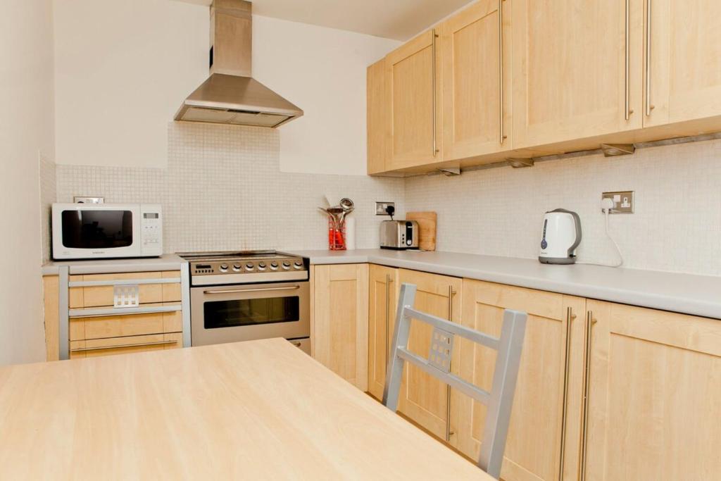 Warm East London Apartment - Sleeps 4