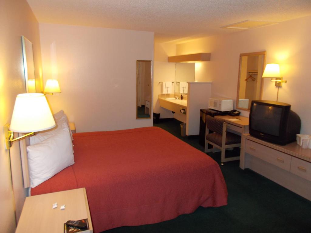 Postel nebo postele na pokoji v ubytování Cimarron Inn Klamath Falls