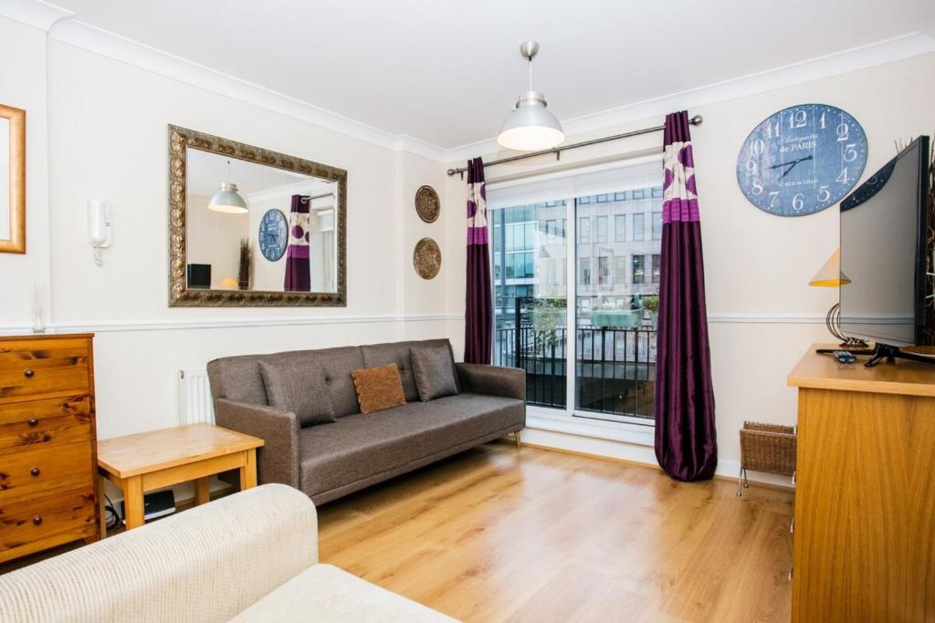 ロンドンにある1 Bedroom Apartment on The Riverbank Near St Paul'sのリビングルーム(ソファ、テレビ付)