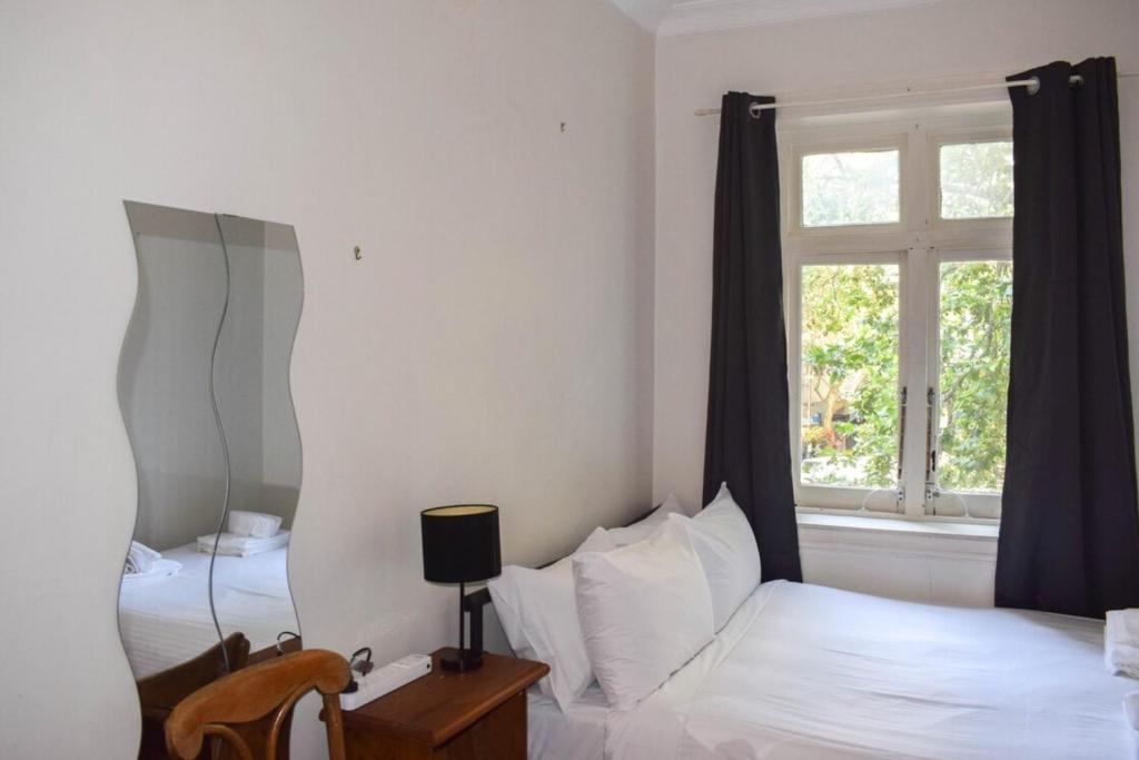 1 Schlafzimmer mit 2 Betten und einem Fenster in der Unterkunft 1 Bedroom Apartment With Incredible Location in Sydney