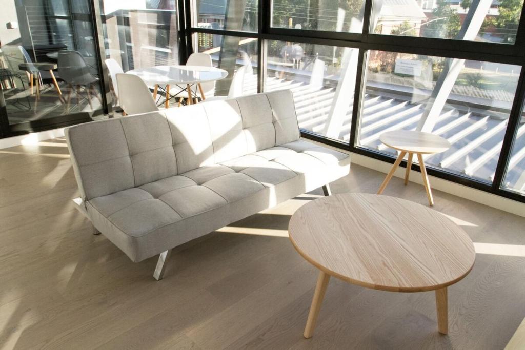 - un salon avec un canapé et une table dans l'établissement Modern Light-Filled Luxury 1Bedroom Apartment in South Melbourne, à Melbourne