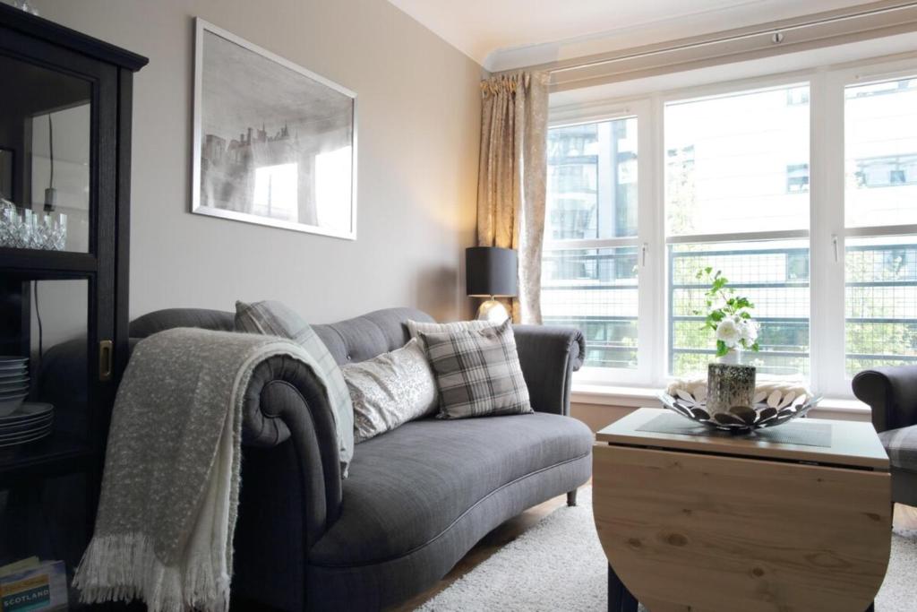 Beautiful Royal Mile apartment with parking