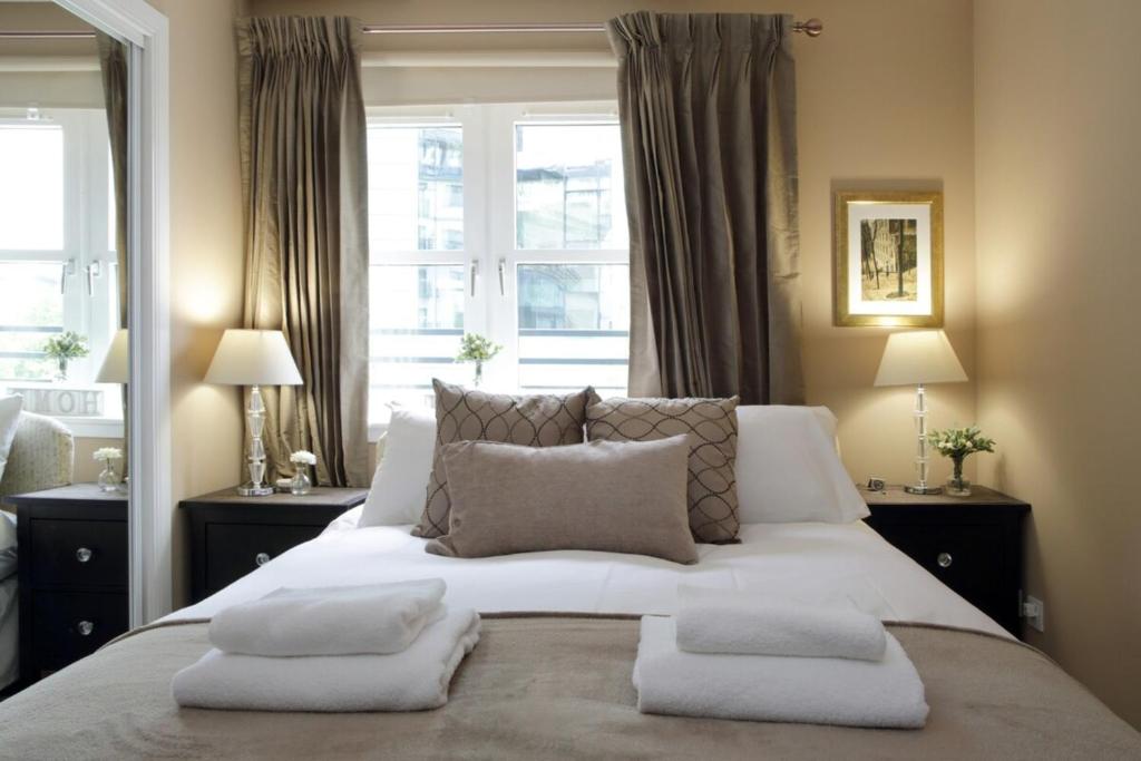 Beautiful Royal Mile apartment with parking