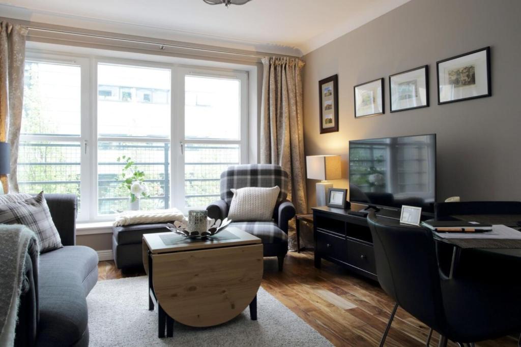 Beautiful Royal Mile apartment with parking