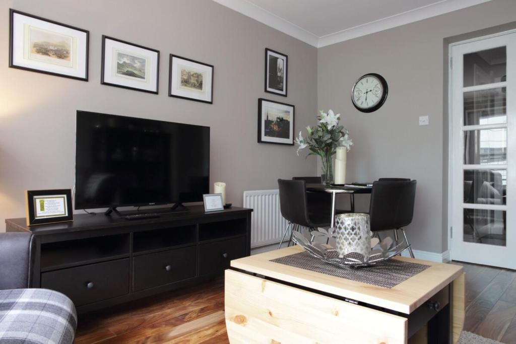 Beautiful Royal Mile apartment with parking
