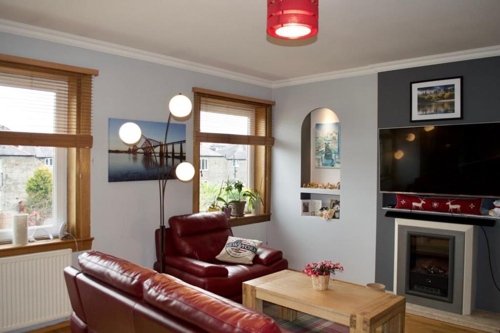 2 Bedroom Flat with Parking and Private Garden