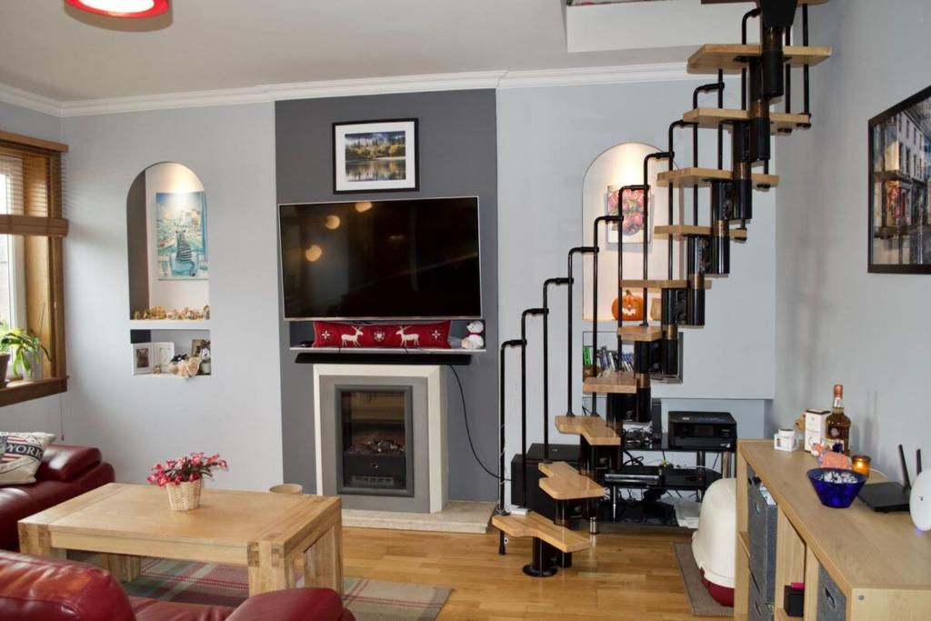 2 Bedroom Flat with Parking and Private Garden
