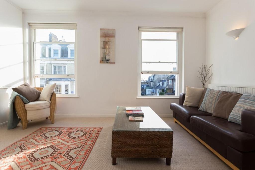 Zona d'estar a Bright and Spacious 1 Bedroom Apartment in the Heart of Kensington