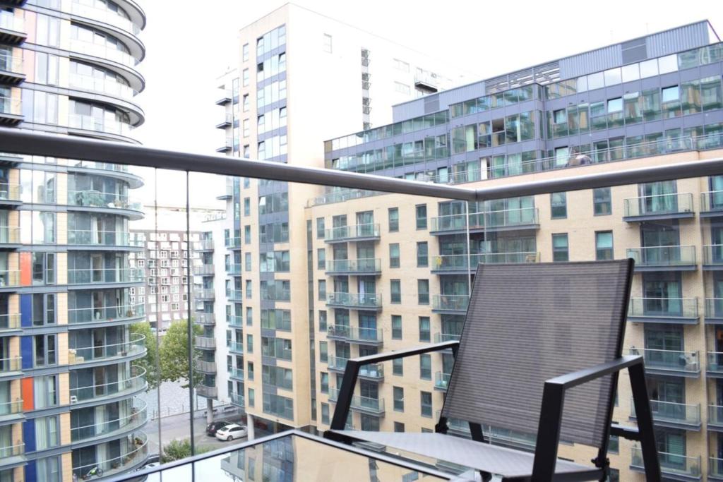 1 Bed in Canary Wharf with Vibrant City Views
