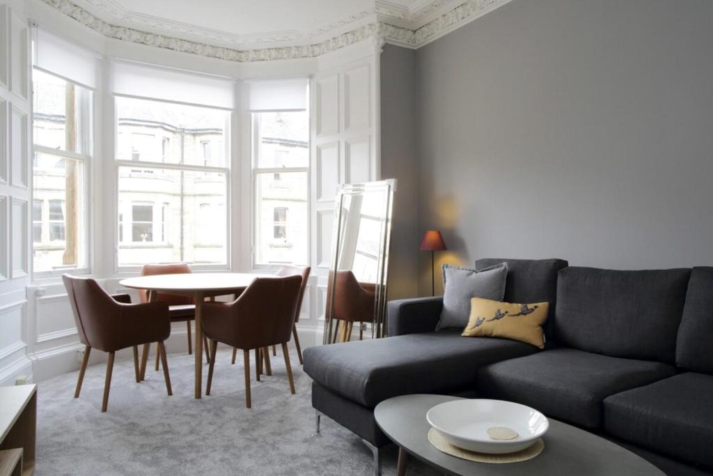 Stylish 2 Bedroom Bruntsfield Apartment in Edinburgh tesisinde bir oturma alanı