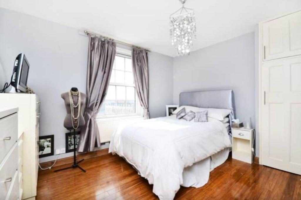 Кровать или кровати в номере Stylish 2 Bedroom Apartment Between Camden Town Primrose Hill