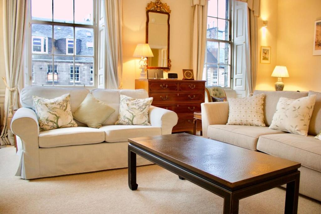 - un salon avec deux canapés et une table basse dans l'établissement Period Property on Castle Street, à Édimbourg