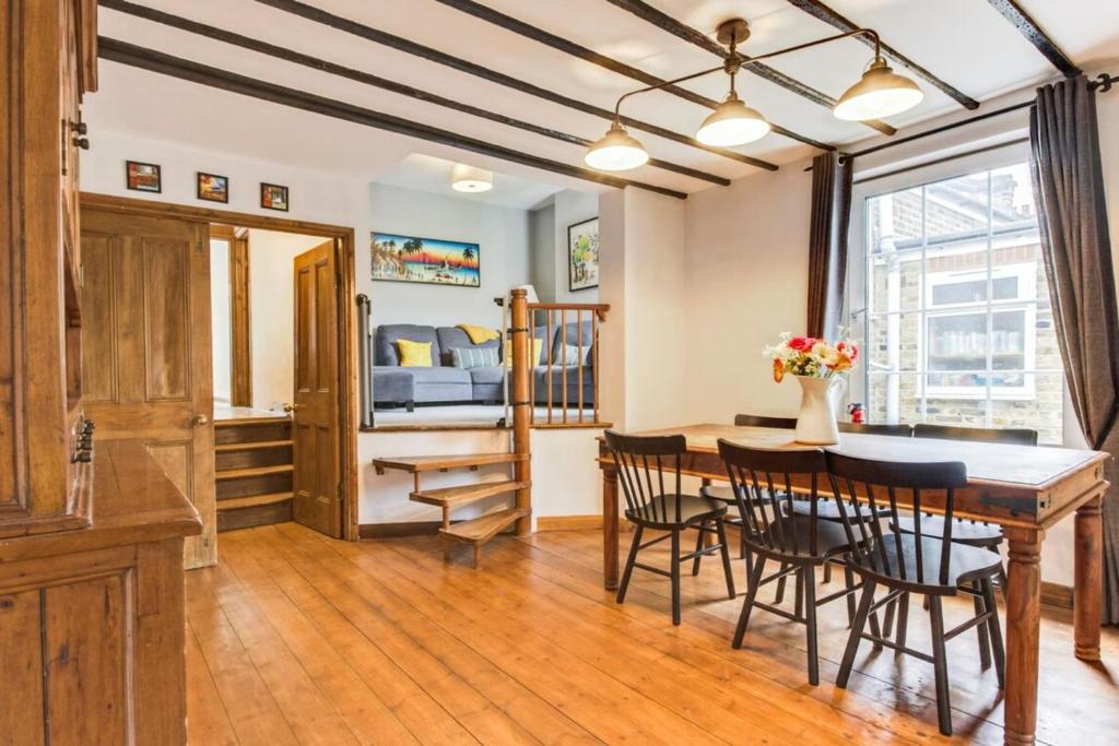 Cosy Quirky 3 Bed Home In Queen's Park