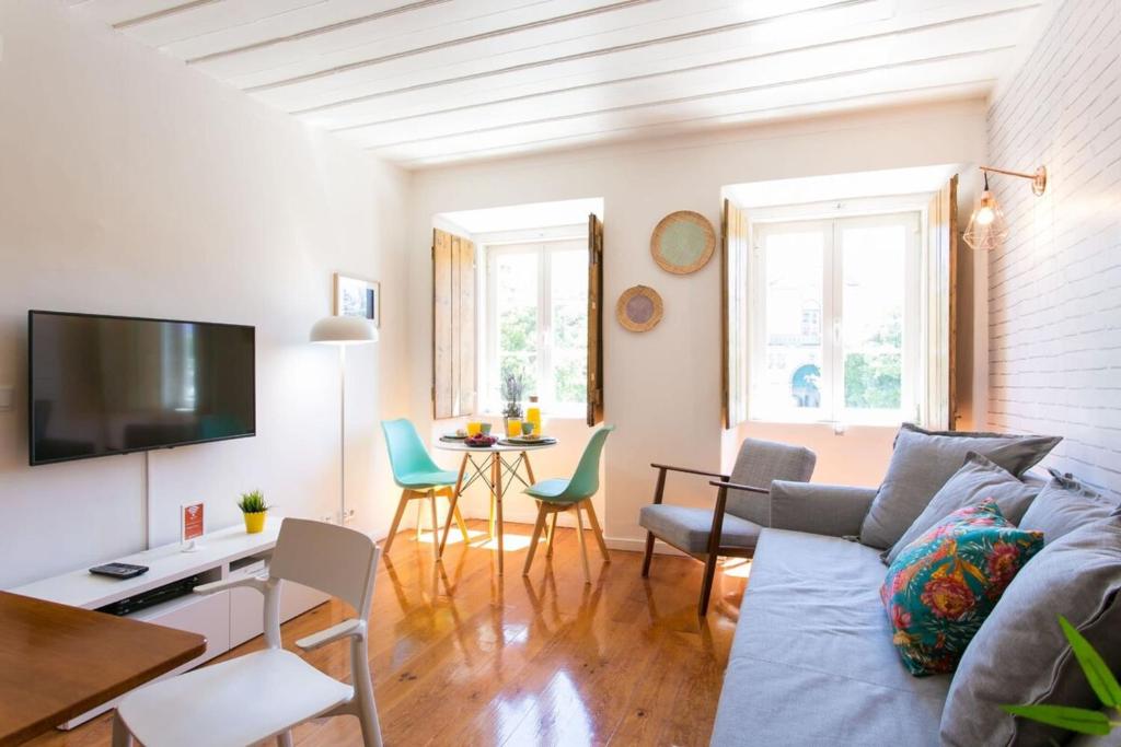 un soggiorno con divano e tavolo di Sunlit photographers 1Bedroom Apartment in Alcântara a Lisbona