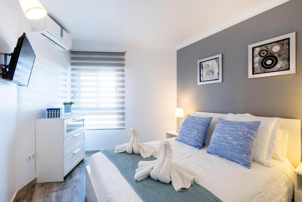 A bed or beds in a room at Beachfront apartment Puerto Marina