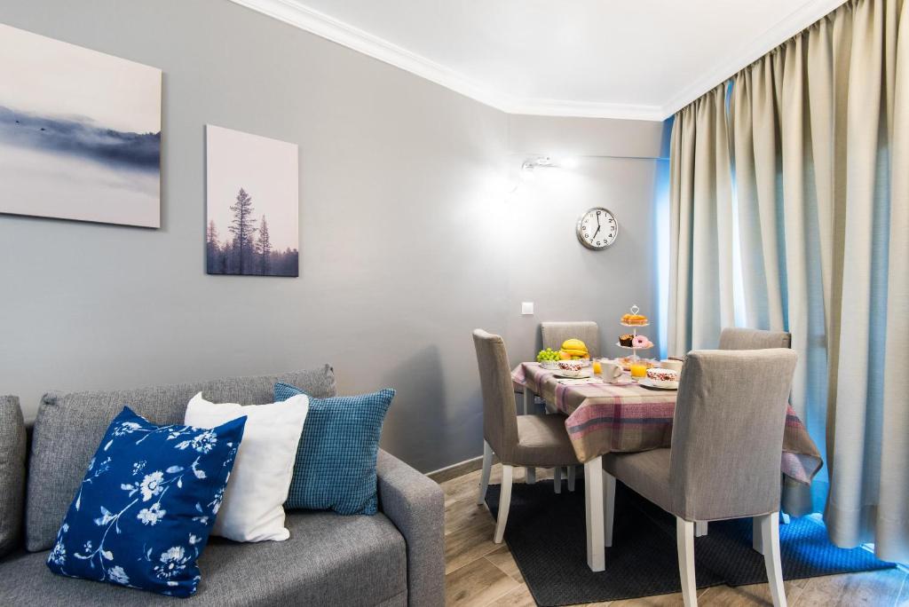 A seating area at Beachfront apartment Puerto Marina