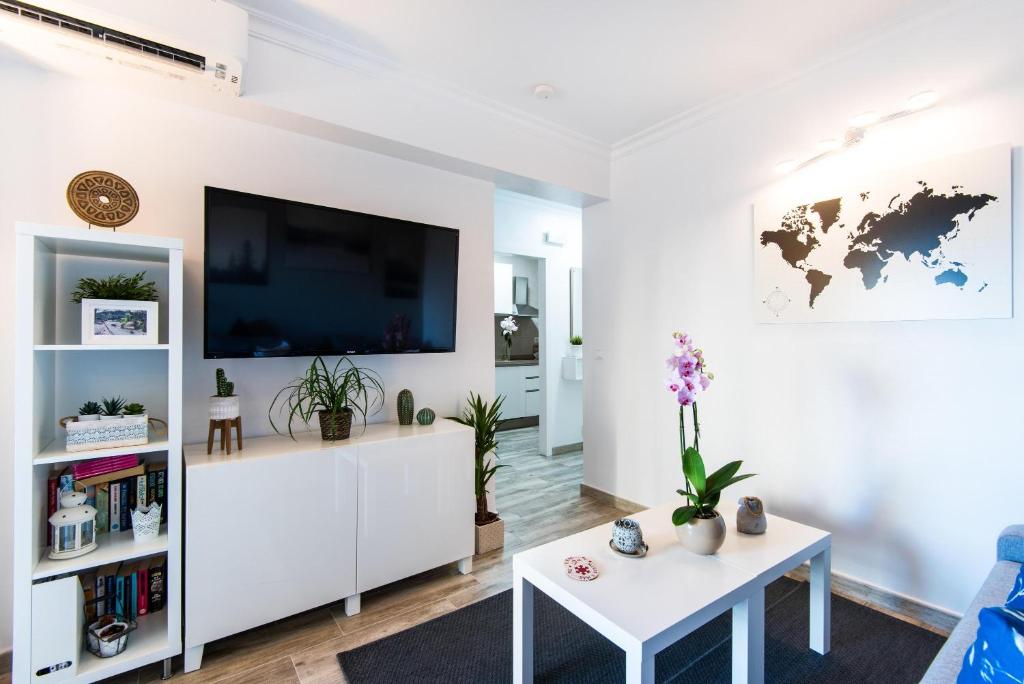 A television and/or entertainment centre at Beachfront apartment Puerto Marina