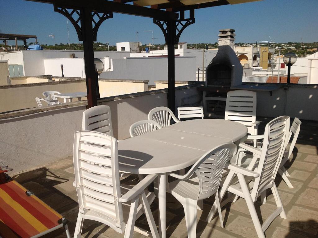A balcony or terrace at Casa vacanze a Pescoluse (80 mt dal mare)
