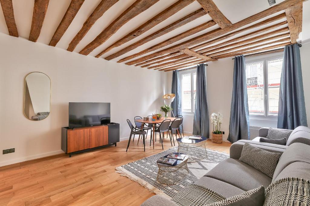 a living room with a couch and a table at 97 - Urban Colonnes de Buren in Paris