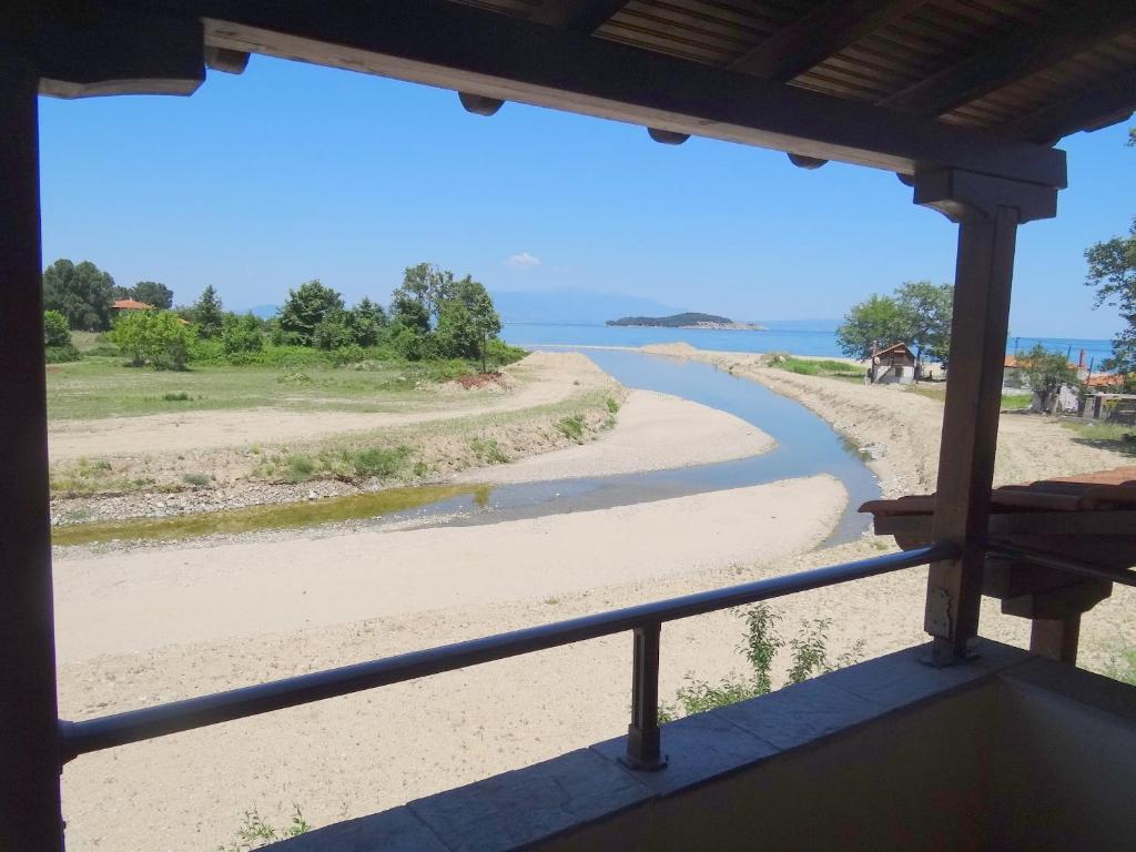 balkon z widokiem na rzekę w obiekcie Struma Dolinata Beach w mieście Olympiada