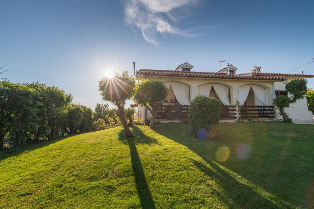 uma casa com uma palmeira no quintal em Casa Fiore em Pula