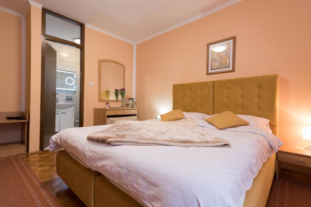 Un dormitorio con una cama grande y una ventana en Guest House Bagi, en Požega